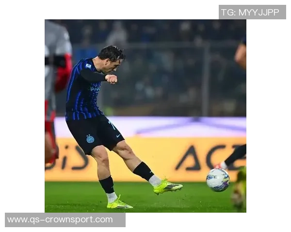 国米主场球迷为J马丁内斯加油助威助其走出车祸阴影重返赛场 国米主场球迷为J马丁内斯加油助威助其走出车祸阴影重返赛场